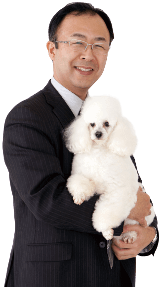 愛犬のトイプードルを抱く学校法人 MGL 学園 野口 哲 理事長